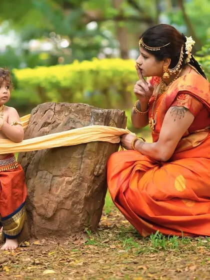 A playful tug-of-war between Yashoda and Krishna. These storytelling portraits are a wonderful way to bring mythology to life.