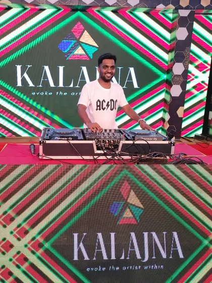 Proud to play at the 'Kalajna' fest. Seeing the event's branding on the big screen behind me is always a great feeling.