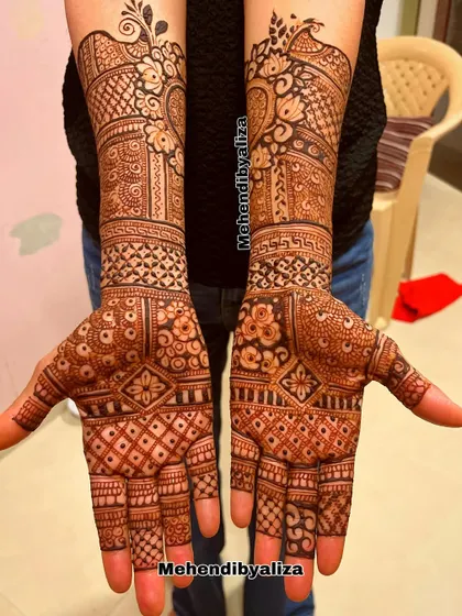 This design is perfect for the bridal party or siders. It's intricate and provides great coverage without being as dense as a full bridal piece.