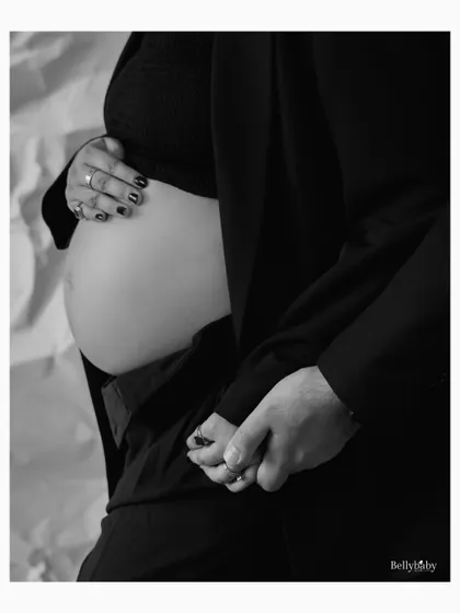 A close-up on the details that matter: hands intertwined and a life growing within. This black and white shot is both elegant and deeply meaningful.