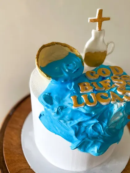 A final look at the elegant and meaningful Holy Communion cake for Lucas.