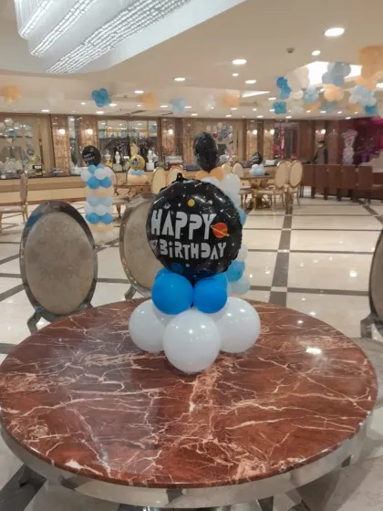Another table centerpiece, this one featuring a "Happy Birthday" planet-themed foil balloon. It ensures every corner of the room feels festive.