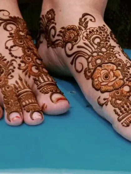 A simple and beautiful floral design for the feet. The pattern is light and airy, perfect for someone who wants a touch of henna without full coverage.