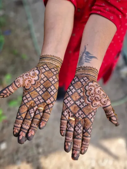 The same stylish jaal pattern, shown from a different angle. The floral motifs on the side of the palm add a soft touch to the geometric design.