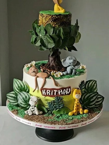 A different angle of the rotating jungle cake, showing the full structure with the tree and the various animals placed around the base.