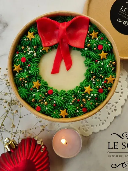 This festive Christmas Wreath Cake Tub is a perfect example of my holiday specials. It's a mini Chocolate Butterscotch cake, decorated to be a perfect, shareable festive treat.
