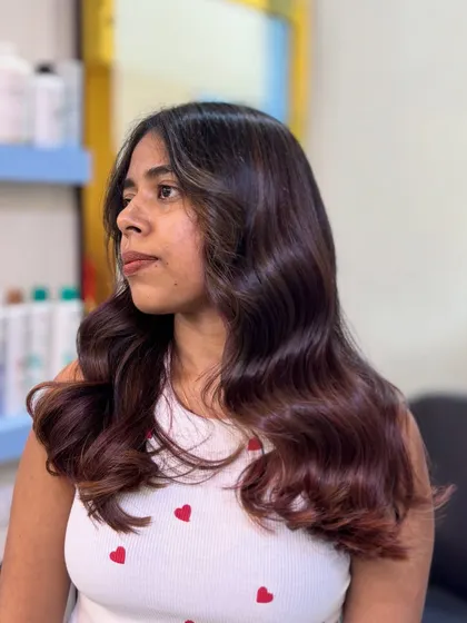 A cool, melted, and sober vibe. This look features a subtle red-violet ombre on a dark base, creating a sophisticated and modern color melt.