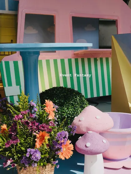 More floral and prop details from the Peppa Pig party, showing the care taken to make every corner beautiful.
