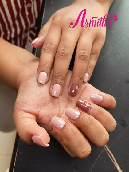 A clean and professional look for a doctor. This design uses a mix of nude and mauve gel polishes for a simple, elegant finish that is perfect for any workplace.