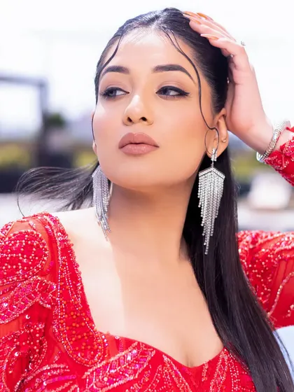 An ultra-glam makeup look with a sharp winged liner and nude lips. This is perfect for a cocktail party or a red carpet event.