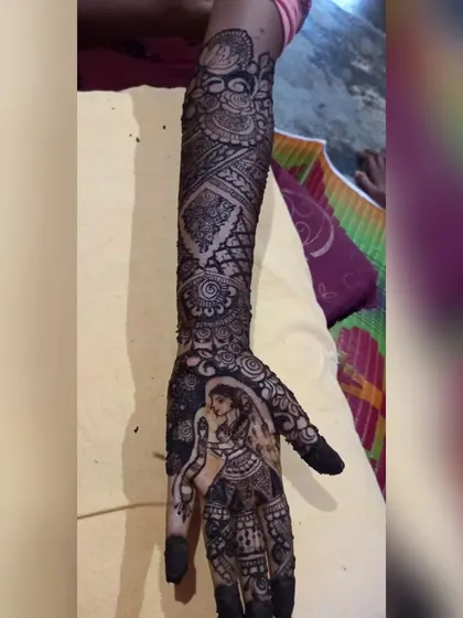 The matching portrait of the bride on her other hand. Together, the two hands complete the couple's story, a perfect symbol of their union.