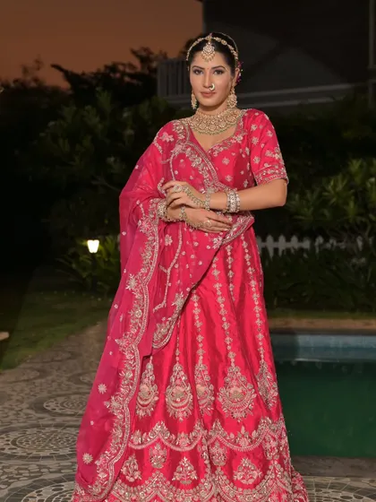 A complete bridal look featuring a heavy, gold-plated Kundan necklace, haath phool, and maang tikka, all available for rent.