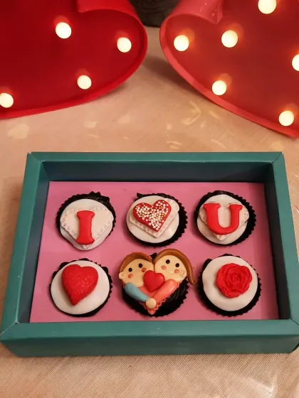 My mini cupcake boxes are a sweet and simple way to share a message. This "I love you" set for Valentine's Day features detailed fondant work, perfect for gifting when you want to say it all with a small, delicious gesture.