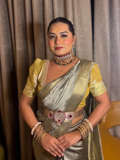 Ready to host in my elegant saree. The combination of the silk fabric, temple jewelry, and traditional hairstyle creates a complete and respectful look.
