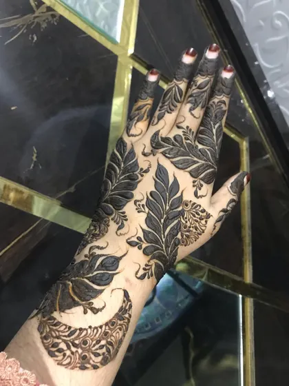 I love creating these bold leaf patterns that cover the back of the hand and wrist. This is a popular Doha design.