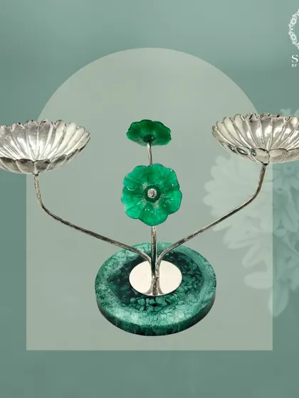 Another piece from the Majesty Malachite Collection. This twin-bowl server, with its lotus-shaped bowls and malachite floral accent, is a beautiful and balanced piece for any luxury home.