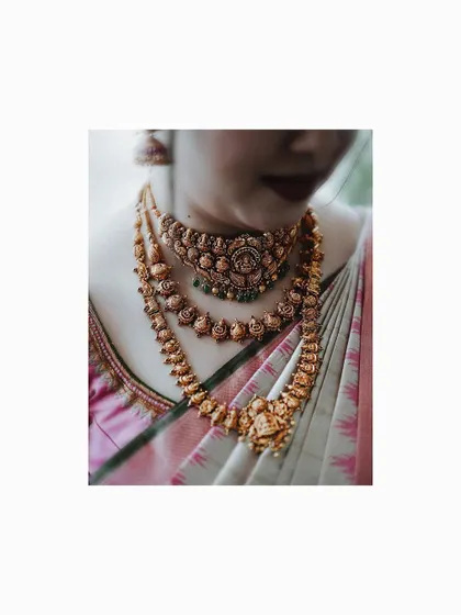 A duplicate of the stunning close-up of the bride's temple jewelry.