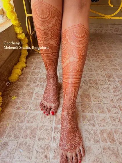 The beautiful, matured stain on a full-leg bridal mehendi.