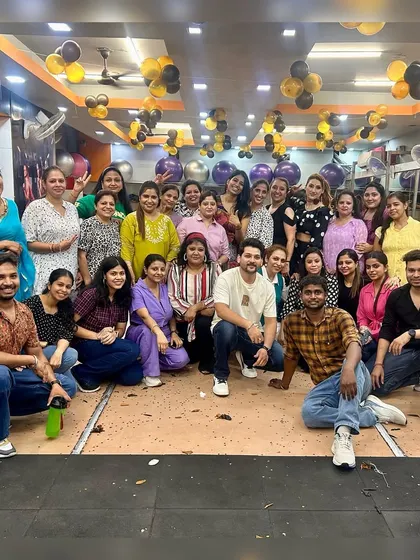 The whole team and our wonderful members celebrating 9 years of FNF Paschim Vihar. Shukrana Guruji for this incredible journey and our fitness family.