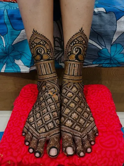 A final look at this beautiful and detailed foot mehndi.