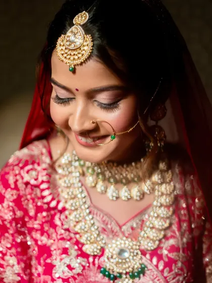 A close up on Shikha's phera look. You can see the delicate shimmer on her eyelids and the soft pink tones that give her a youthful, fresh appearance.