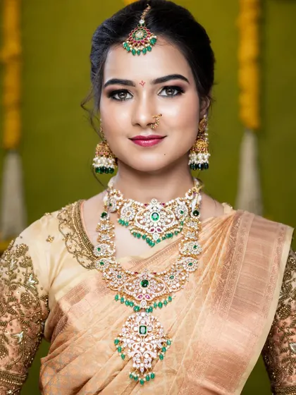 A close-up of the stunning necklace and maang tikka. The AD stones give it a brilliant sparkle.