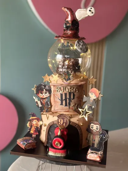 "I solemnly swear that this cake is up to no good." A magical Harry Potter cake complete with the Sorting Hat, Platform 9¾, and a glowing snow globe, perfect for any wizard or witch.