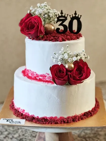 Celebrating a 30th birthday with a classic two-tier red velvet cake. I kept the design elegant and fresh with real roses and delicate baby's breath, using red velvet crumbs for a touch of color and texture.