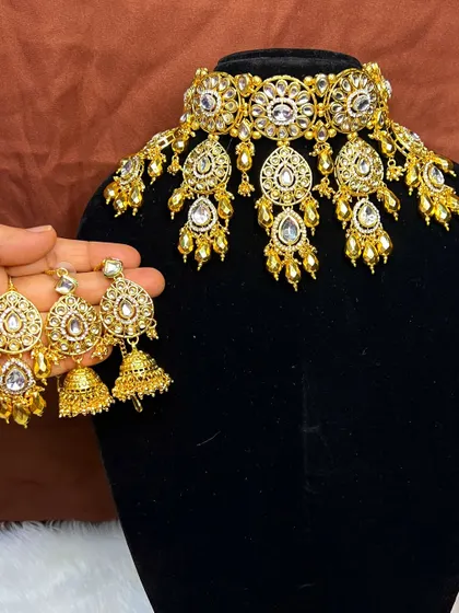 This lightweight choker set is a great choice for wedding guests or for pre-wedding functions like an engagement or Haldi ceremony. It's elegant, easy to wear, and available for rent at a great price.