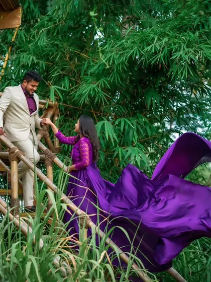 A fairytale moment in a rustic treehouse. This shot combines a unique location with a stunning outfit, showing how we can create magical pre-wedding scenes surrounded by nature.