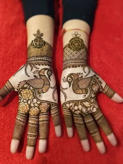 A lovely design featuring two swans on the palms, surrounded by delicate flowers. This is a graceful and elegant choice for any festive occasion.