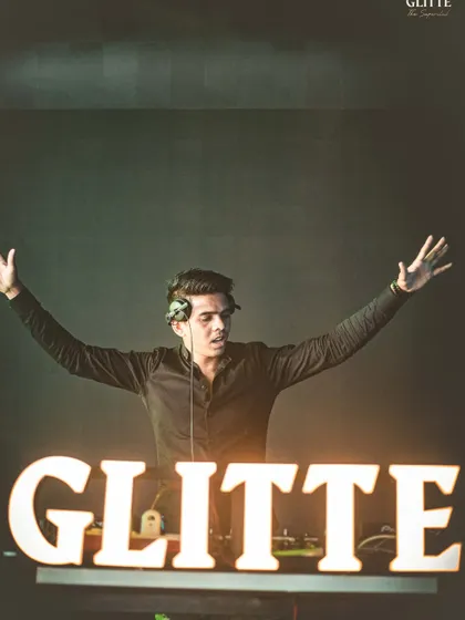 Arms wide open, embracing the energy of the crowd at Glitte.