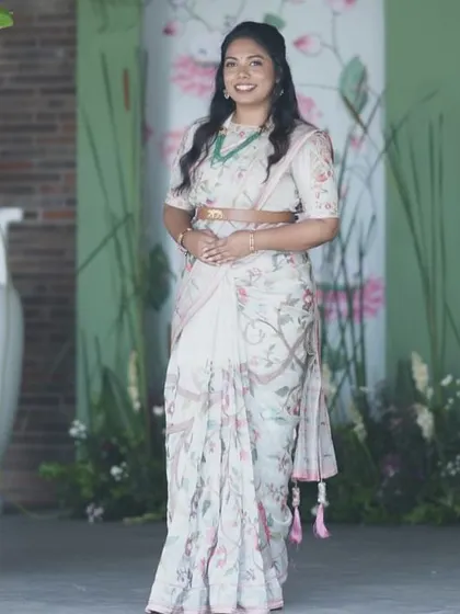 A full-length shot of Nupura at the event. The fit of the blouse and the way it pairs with her saree and belt is just perfect.