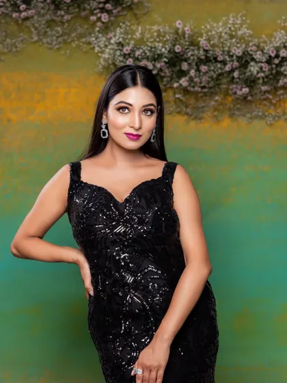 This portrait captures the essence of modern glamour. The makeup is bold and confident, perfect for an evening event or a cocktail party.