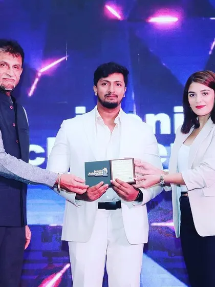 Receiving the Iconic Achievers Award 2022 from actress Pooja Gor and former cricketer Sandeep Patil. This award highlights my position as a trusted consultant for businesses.