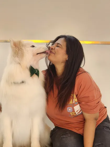 A gentle kiss from a happy client. These moments of pure affection are what make my work so fulfilling.