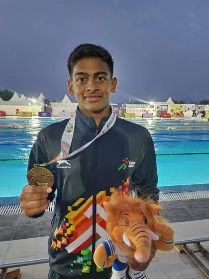 Surya Jhoyappa with his gold from the 200m Breaststroke.