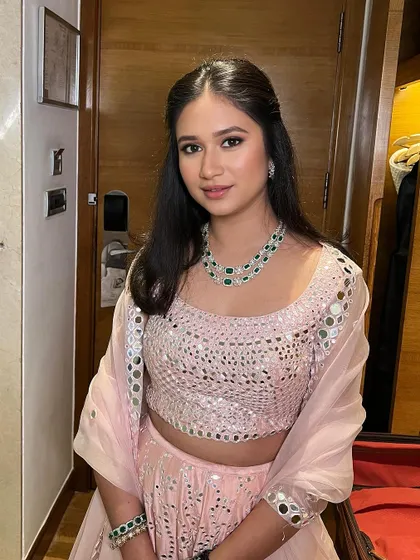 I just can't get enough of clean girl glam. There's something so effortlessly chic about a flawless face and a simple yet stunning look, like this one with its soft pink tones and radiant skin.