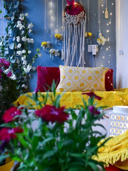 A bright and sunny look for the balcony, with yellow and pink accents. Perfect for a spring day.