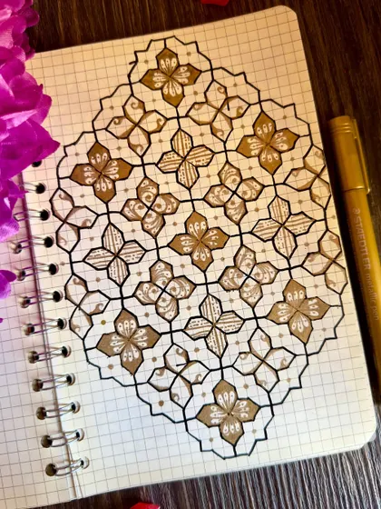 A classic and elegant pattern in gold and white.
