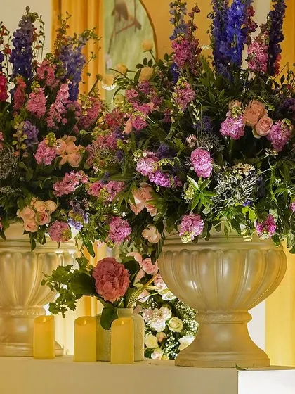 A duplicate of image 381, showcasing the beautiful, large-scale floral arrangements.