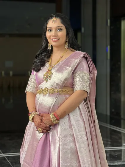 A beautiful portrait of this mom-to-be, her soft glam makeup perfectly complementing her lavender saree.