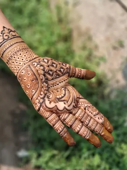 A full-hand design perfect for a bridesmaid or close family member. It's intricate and detailed, providing a rich look.