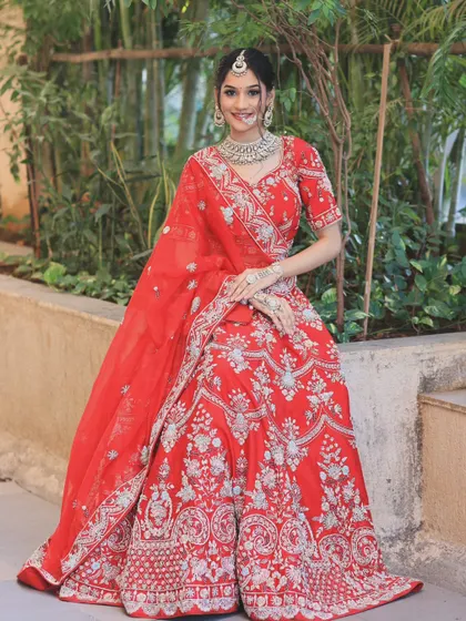 A complete bridal look featuring a heavy, gold-plated Kundan necklace, haath phool, and maang tikka, all available for rent.