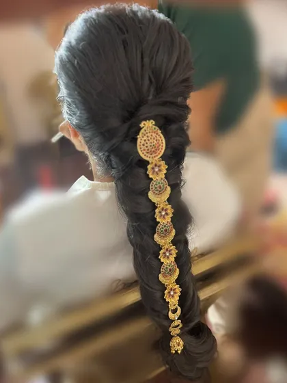 A classic bridal braid featuring a single line of gold floral jada pieces. This is a beautiful example of how to achieve a traditional look with slightly more understated hair jewellery.