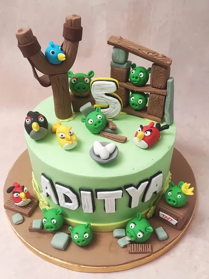 We recreate the fun of the popular game with this action-packed Angry Birds cake. The design features a detailed slingshot, mischievous green pigs, and the iconic birds, all meticulously crafted from fondant to create a playful scene that is sure to be a hit.