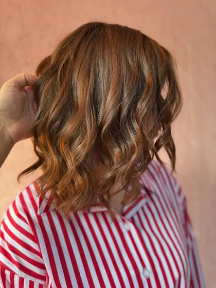 A close-up of the spiced maple tones. The color looks so rich on this fresh lob haircut. (No filter)