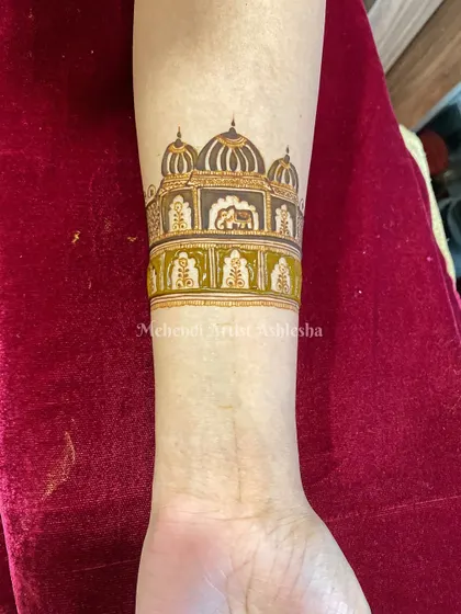 A bridal start-up design featuring a palace with an elephant, setting the theme for a royal and intricate mehendi.
