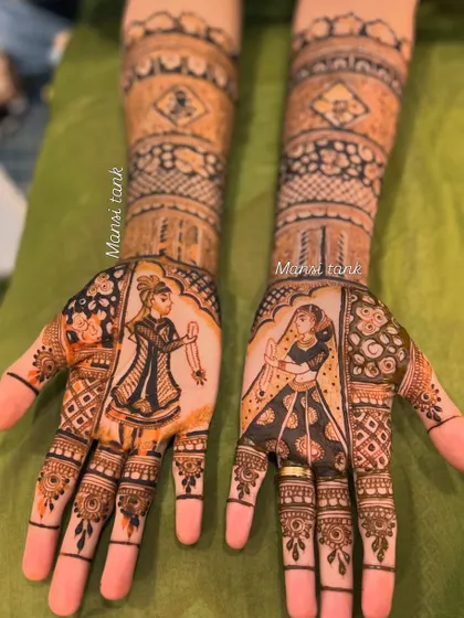Here you can see the bride and groom portraits facing each other when the hands are brought together. This creates a lovely symmetrical effect and tells a cohesive story.