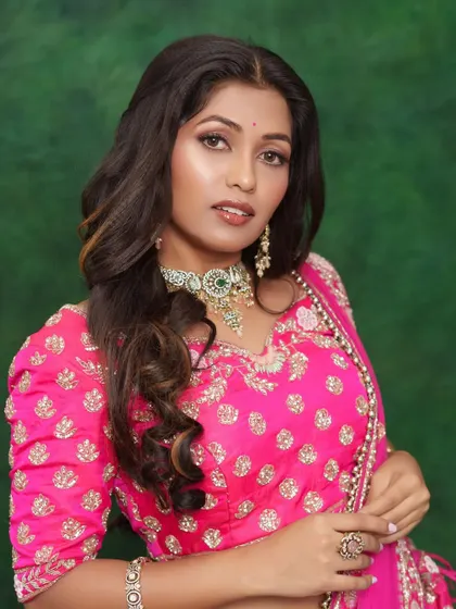 A duplicate of 153, emphasizing the fresh and minimal makeup approach.